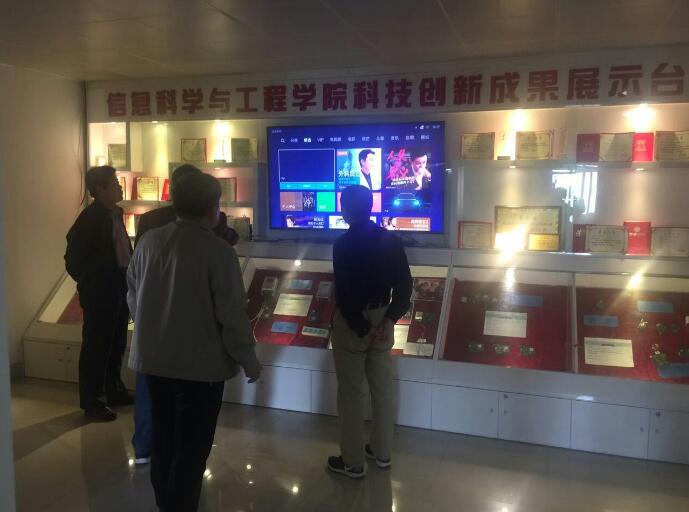 學院領導為聯(lián)工一行介紹其科研成果