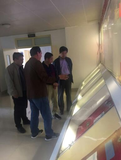 學院領導為聯(lián)工一行介紹學院科研成果